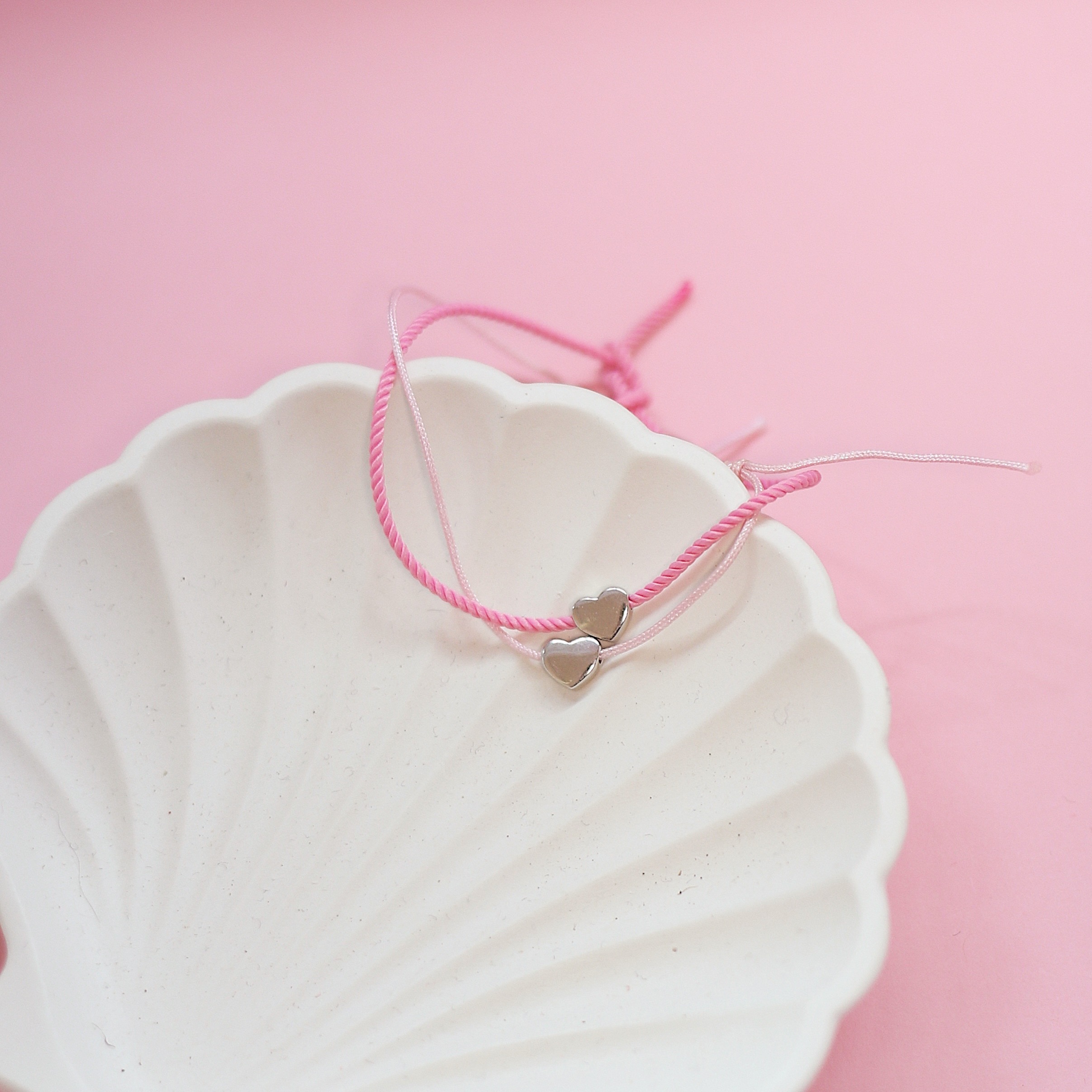 Традиційні дитячі браслети: значення та символіка в різних культурах