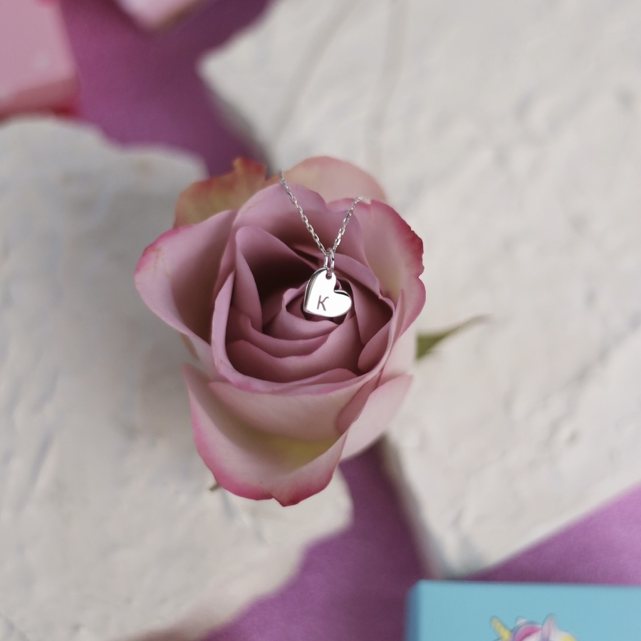 Дитячі прикраси для гравіювання на хрестини: поради для вибору