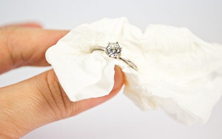 Як очищувати срібні прикраси?